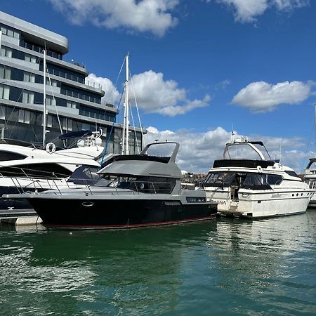 Yacht "X" - 44 Foot Modern Yacht On 5 Star Ocean Village Marina - Minutes Away From City Centre And Cruise Terminals, Free Parking ,Spa Package Available! Southampton Kültér fotó