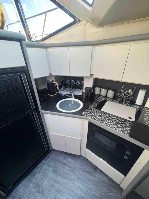 Yacht "X" - 44 Foot Modern Yacht On 5 Star Ocean Village Marina - Minutes Away From City Centre And Cruise Terminals, Free Parking ,Spa Package Available! Southampton Kültér fotó