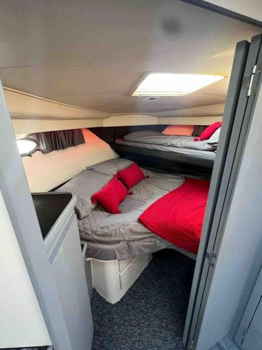 Yacht "X" - 44 Foot Modern Yacht On 5 Star Ocean Village Marina - Minutes Away From City Centre And Cruise Terminals, Free Parking ,Spa Package Available! Southampton Kültér fotó