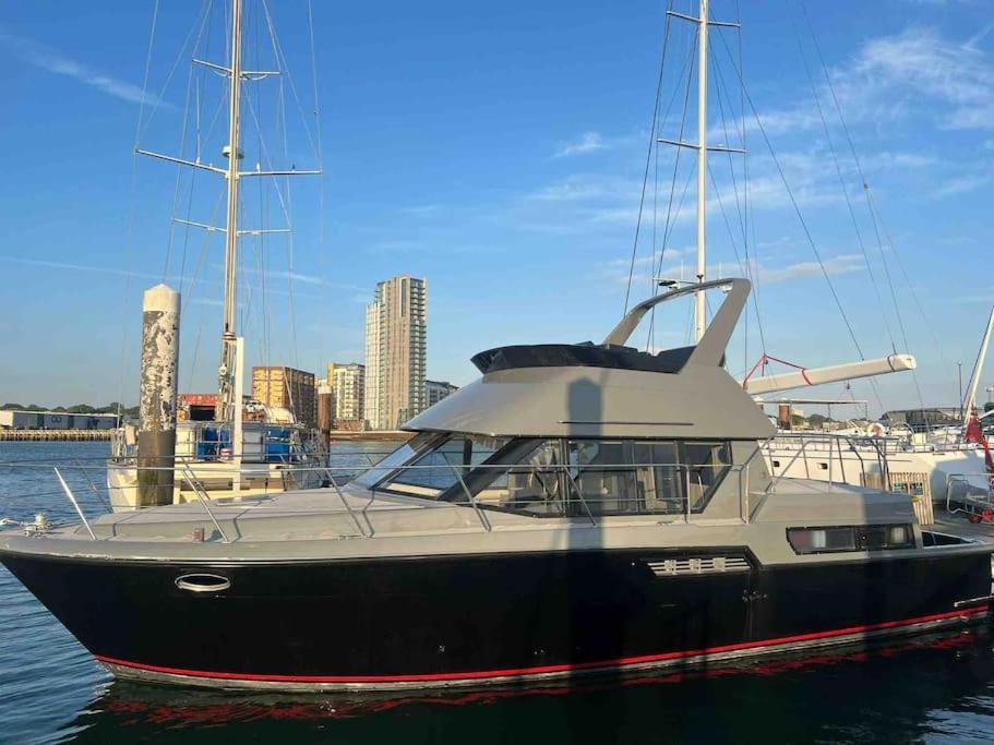 Yacht "X" - 44 Foot Modern Yacht On 5 Star Ocean Village Marina - Minutes Away From City Centre And Cruise Terminals, Free Parking ,Spa Package Available! Southampton Kültér fotó