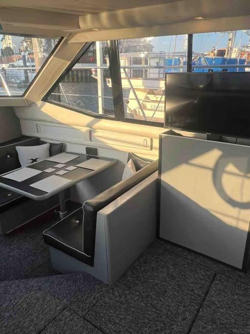 Yacht "X" - 44 Foot Modern Yacht On 5 Star Ocean Village Marina - Minutes Away From City Centre And Cruise Terminals, Free Parking ,Spa Package Available! Southampton Kültér fotó