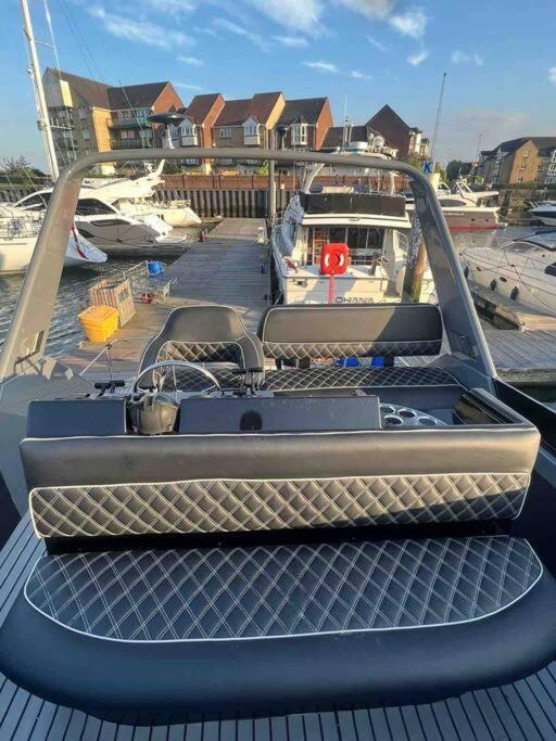 Yacht "X" - 44 Foot Modern Yacht On 5 Star Ocean Village Marina - Minutes Away From City Centre And Cruise Terminals, Free Parking ,Spa Package Available! Southampton Kültér fotó