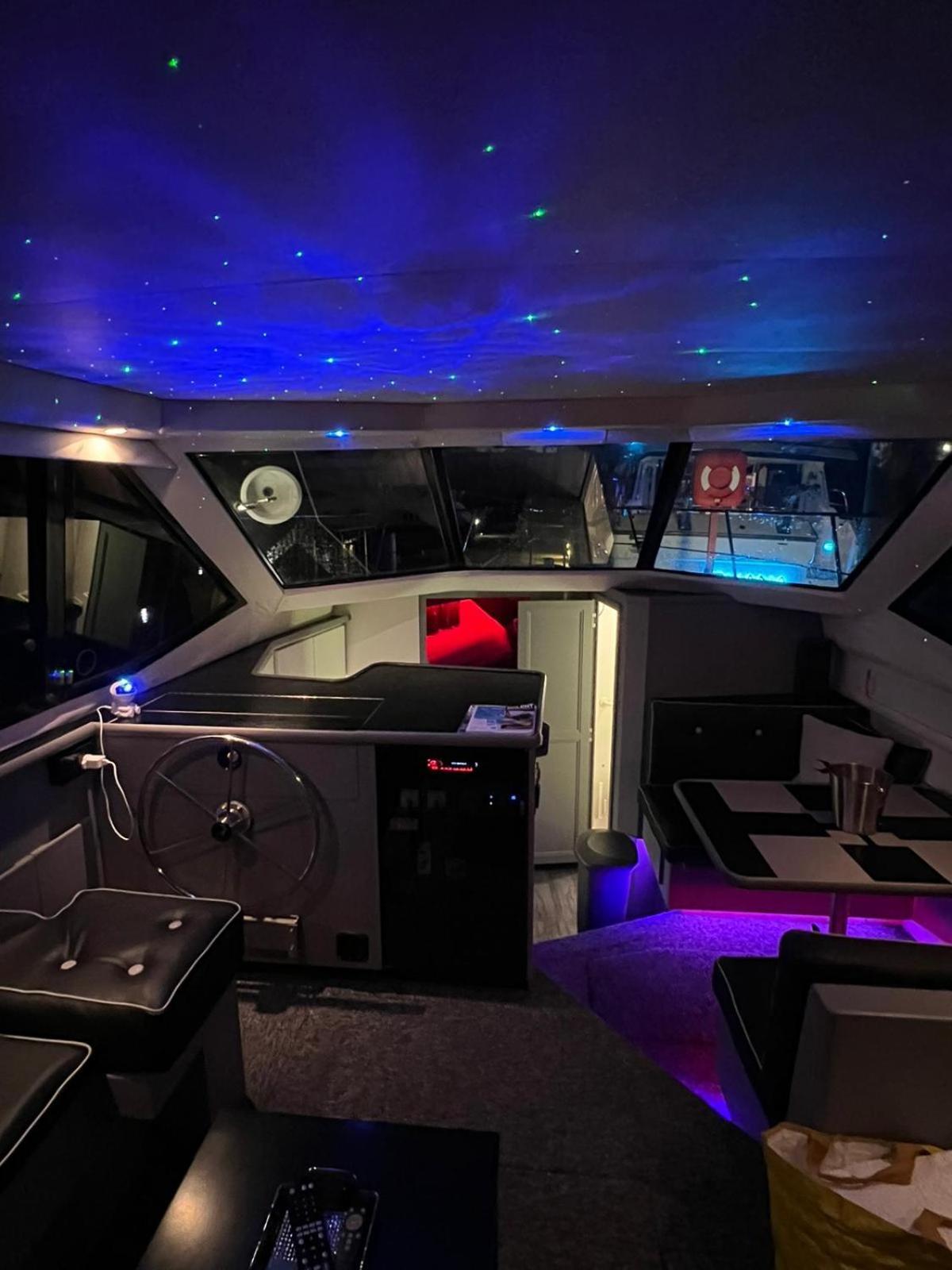 Yacht "X" - 44 Foot Modern Yacht On 5 Star Ocean Village Marina - Minutes Away From City Centre And Cruise Terminals, Free Parking ,Spa Package Available! Southampton Kültér fotó