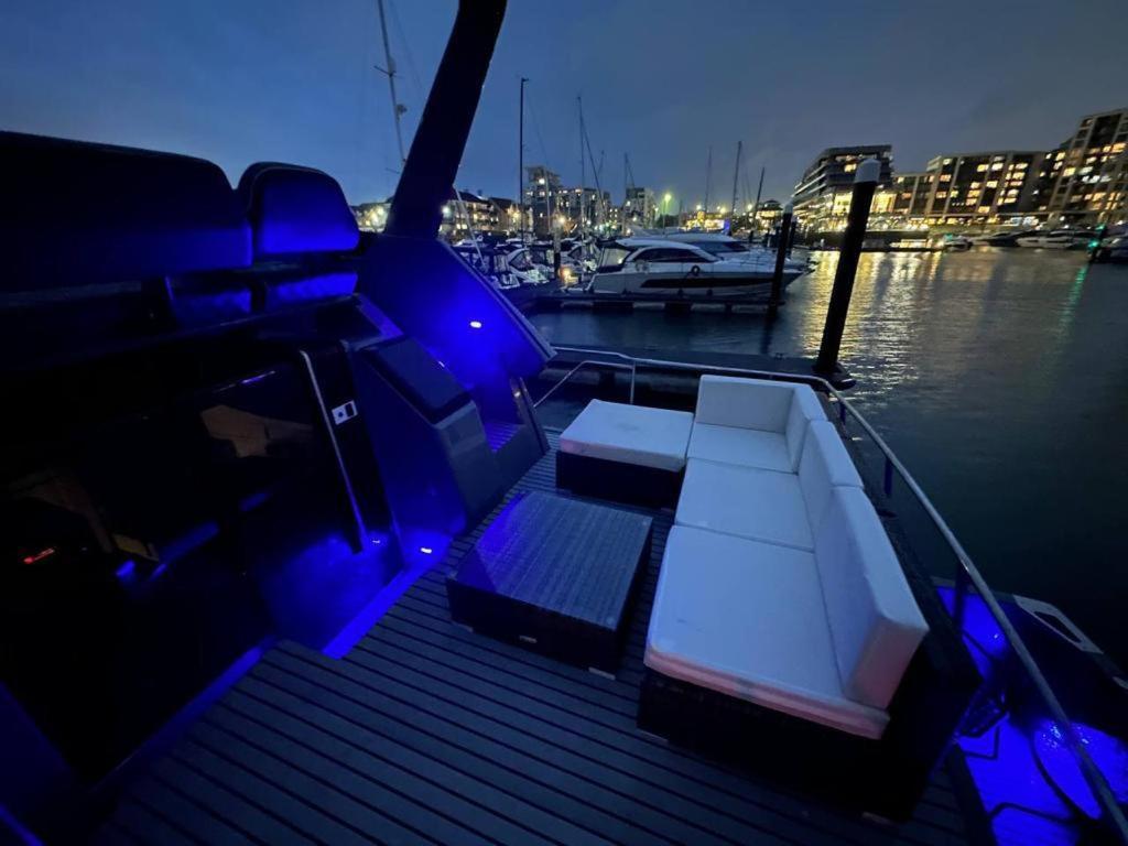 Yacht "X" - 44 Foot Modern Yacht On 5 Star Ocean Village Marina - Minutes Away From City Centre And Cruise Terminals, Free Parking ,Spa Package Available! Southampton Kültér fotó