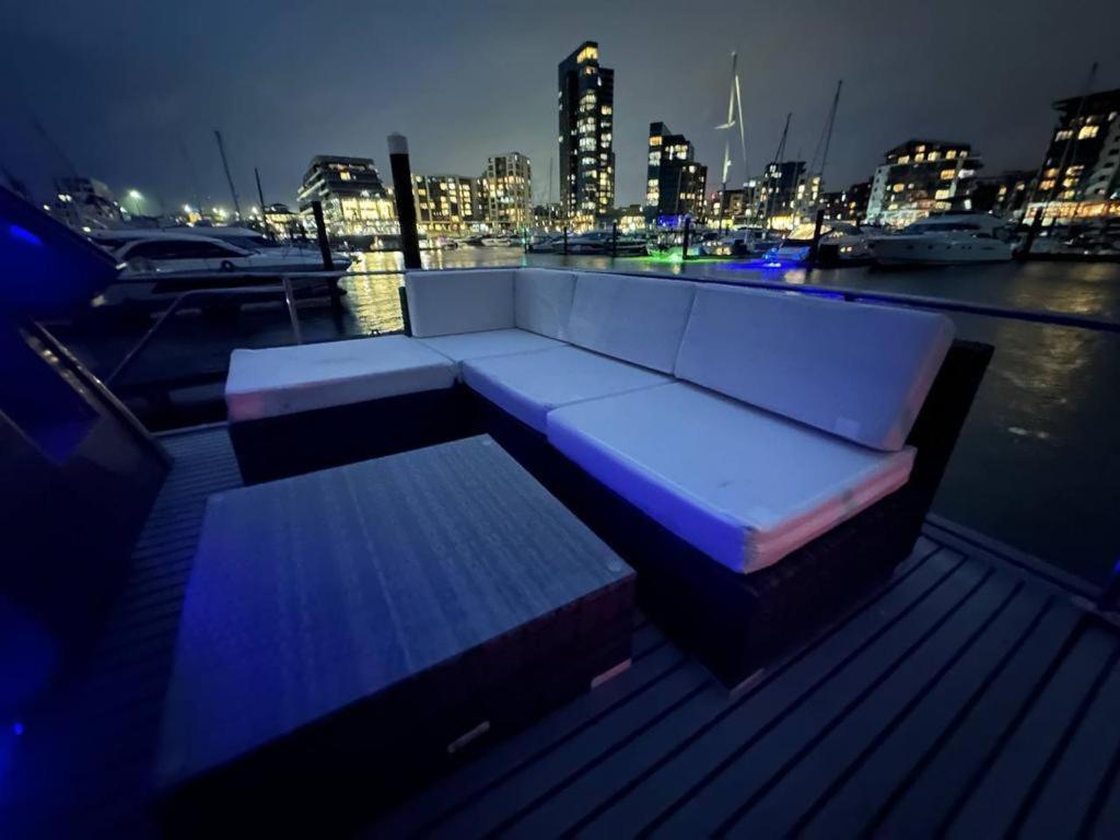 Yacht "X" - 44 Foot Modern Yacht On 5 Star Ocean Village Marina - Minutes Away From City Centre And Cruise Terminals, Free Parking ,Spa Package Available! Southampton Kültér fotó