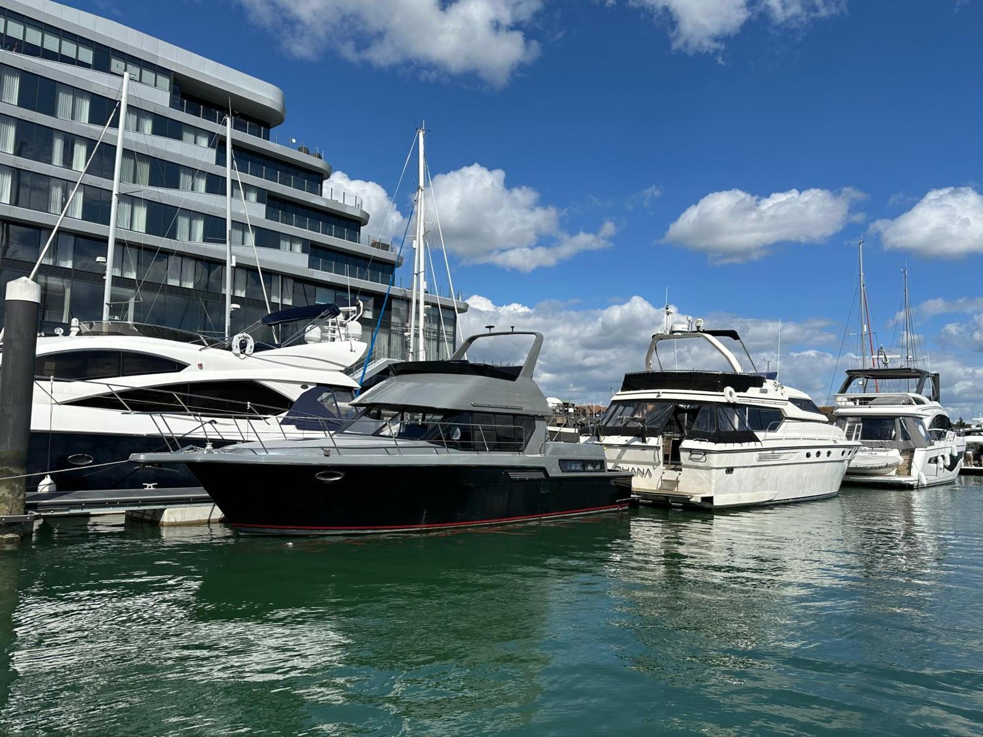 Yacht "X" - 44 Foot Modern Yacht On 5 Star Ocean Village Marina - Minutes Away From City Centre And Cruise Terminals, Free Parking ,Spa Package Available! Southampton Kültér fotó