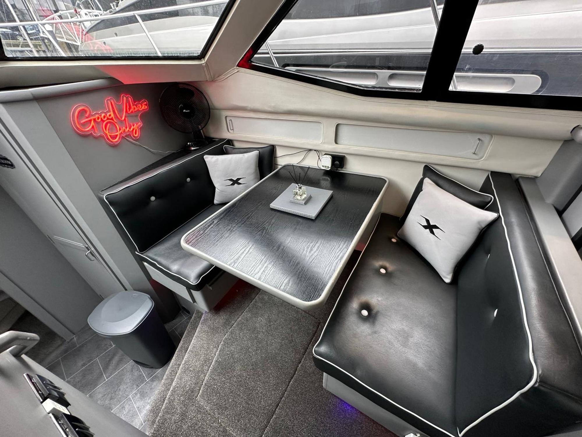 Yacht "X" - 44 Foot Modern Yacht On 5 Star Ocean Village Marina - Minutes Away From City Centre And Cruise Terminals, Free Parking ,Spa Package Available! Southampton Kültér fotó