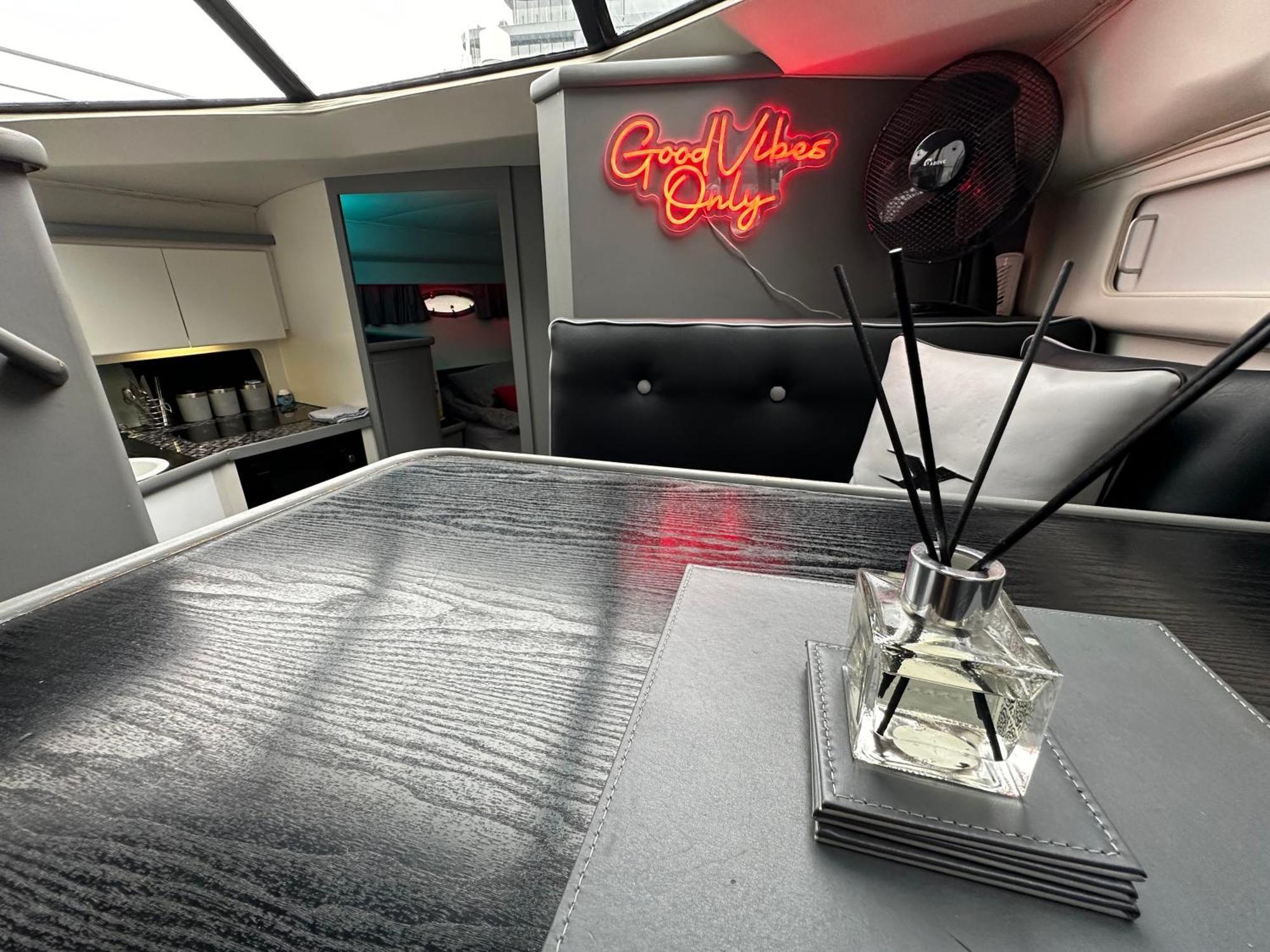 Yacht "X" - 44 Foot Modern Yacht On 5 Star Ocean Village Marina - Minutes Away From City Centre And Cruise Terminals, Free Parking ,Spa Package Available! Southampton Kültér fotó