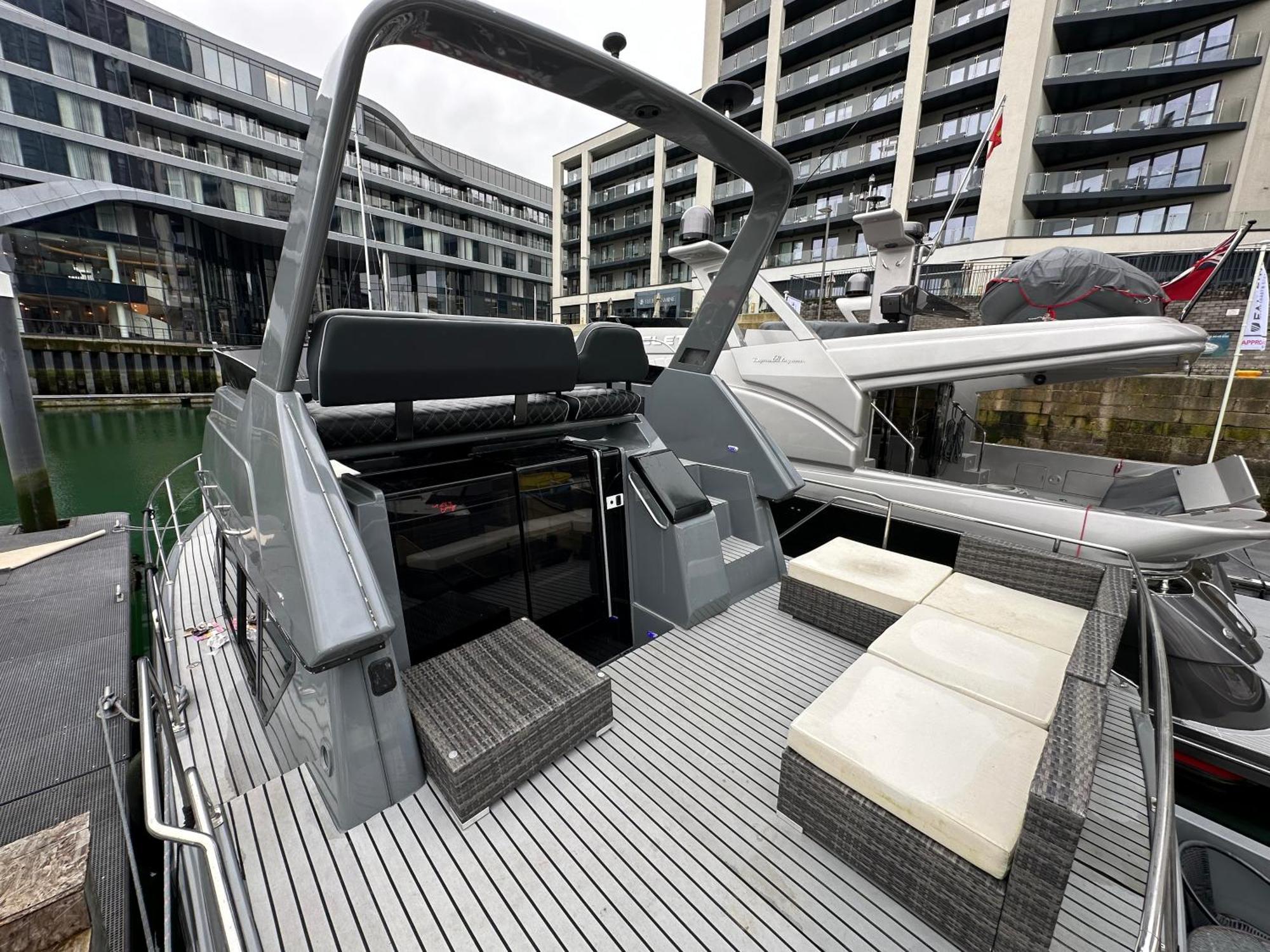 Yacht "X" - 44 Foot Modern Yacht On 5 Star Ocean Village Marina - Minutes Away From City Centre And Cruise Terminals, Free Parking ,Spa Package Available! Southampton Kültér fotó