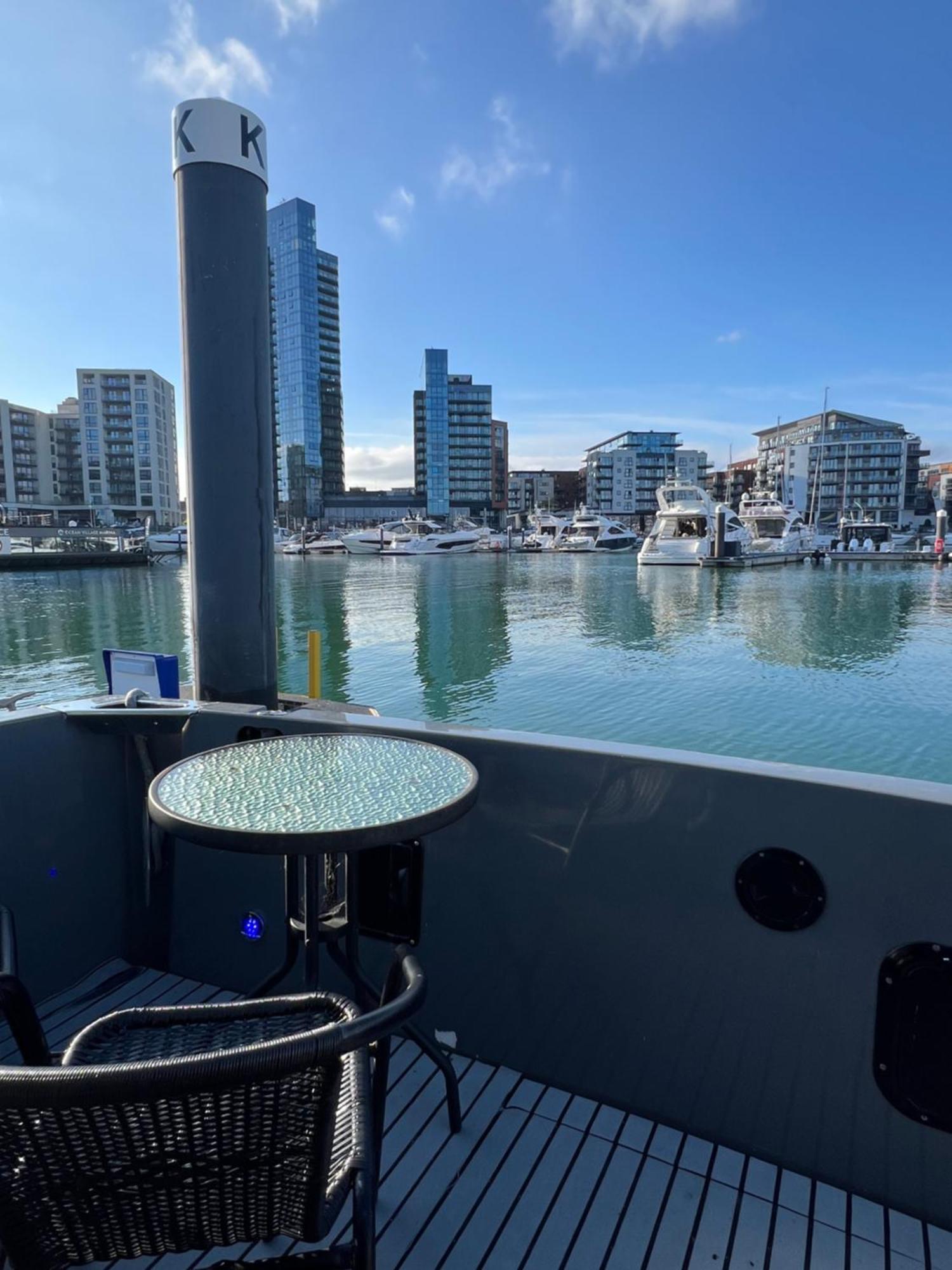 Yacht "X" - 44 Foot Modern Yacht On 5 Star Ocean Village Marina - Minutes Away From City Centre And Cruise Terminals, Free Parking ,Spa Package Available! Southampton Kültér fotó